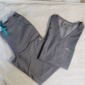 FIGS Set Gray Scrub Top